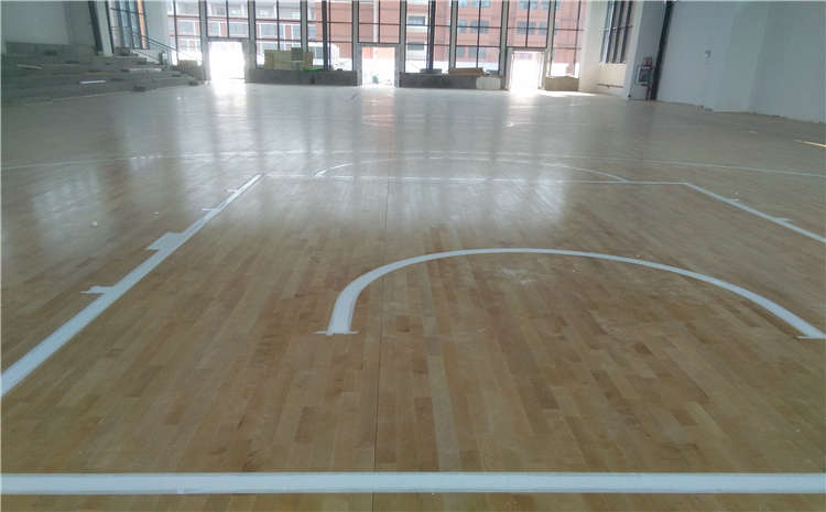 单层龙骨结构篮球馆木地板多少钱一平？