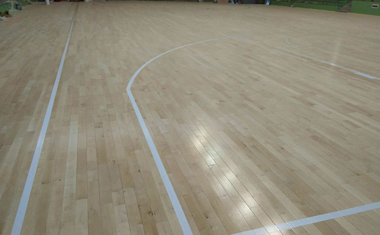 橡胶木体育馆木地板翻新施工