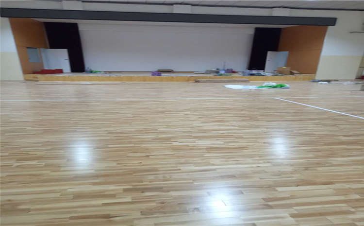 五角枫篮球场地木地板哪个牌子好？