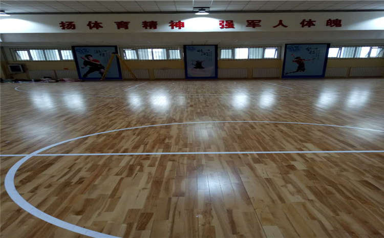柞木体育馆实木地板多少钱一平米？