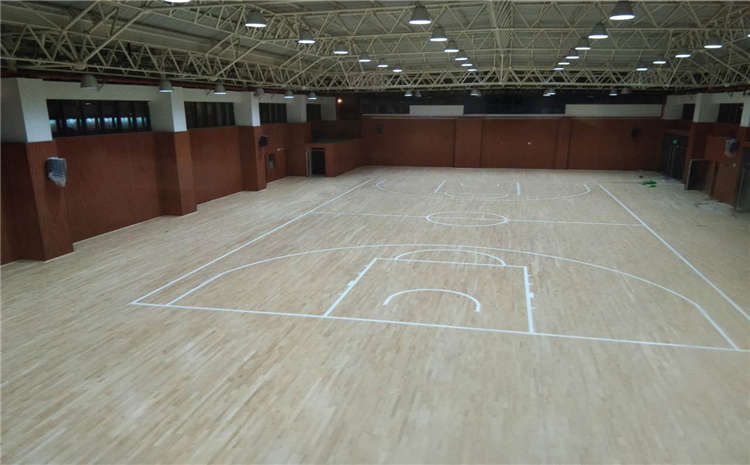 柞木木地板篮球馆一般多少钱？