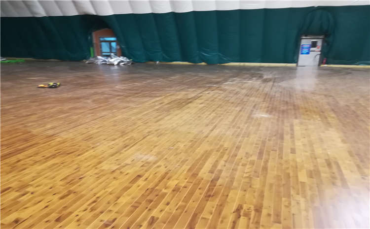 枫木篮球场实木地板翻新施工