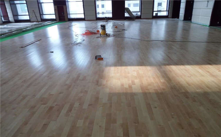 枫木篮球场木地板怎么翻新？
