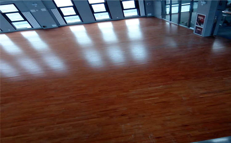 橡胶木木地板篮球场怎么维修？