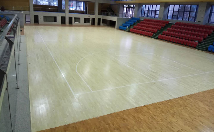 松木篮球场木地板怎么翻新？